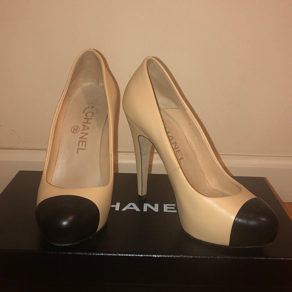 Authentic Chanel captoe beige/black pumps